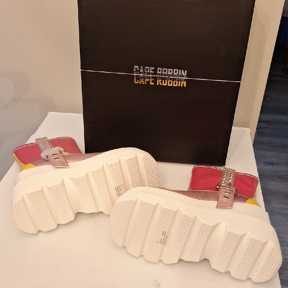 Cape Robbin Iridescent Rose Platform Chelsea Boots - Picture 3 of 5